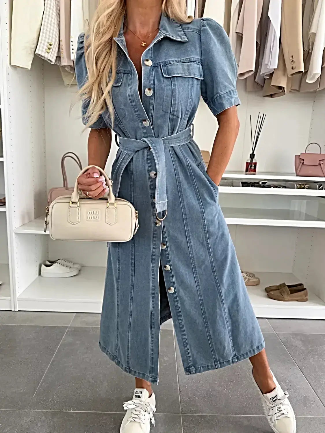 Đầm midi denim thanh lịch tay phồng, cài cúc, thắt lưng và có túi -