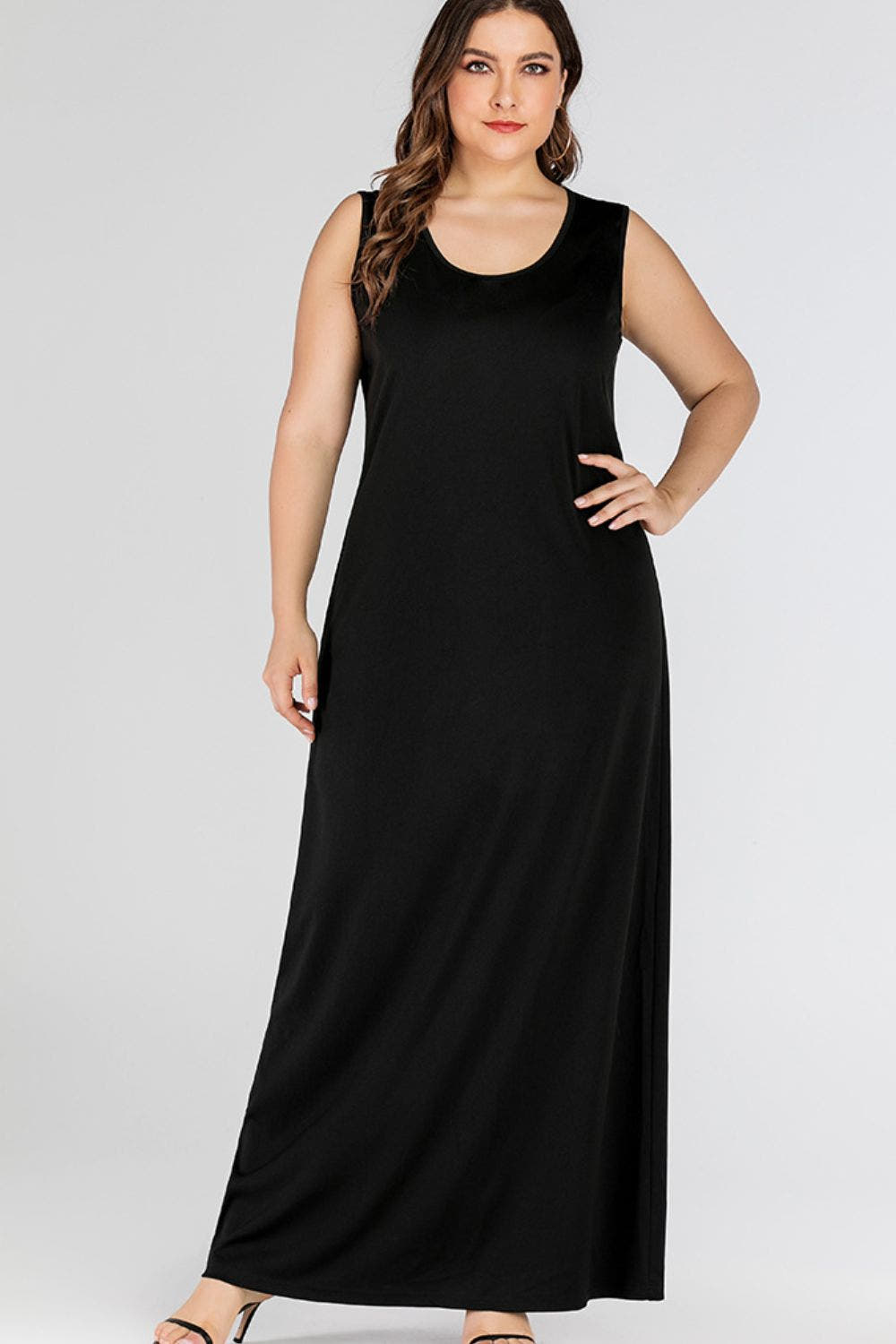 Plus Size Scoop Neck Maxi Dress in Solid Color - Casual Sleeveless Style with Slight Stretch Trendsi