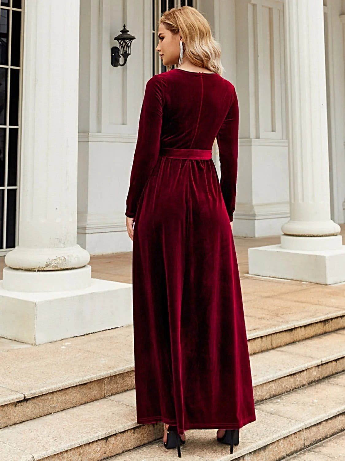 Elegante vestido largo de manga larga con lazo delantero en poliéster opaco: cómodo y con estilo.