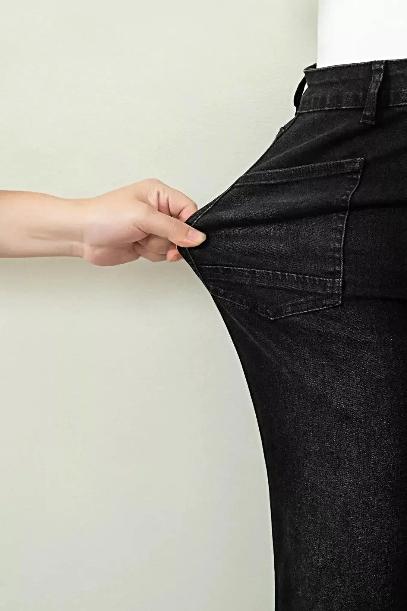 Frayed Cropped Straight Jeans -