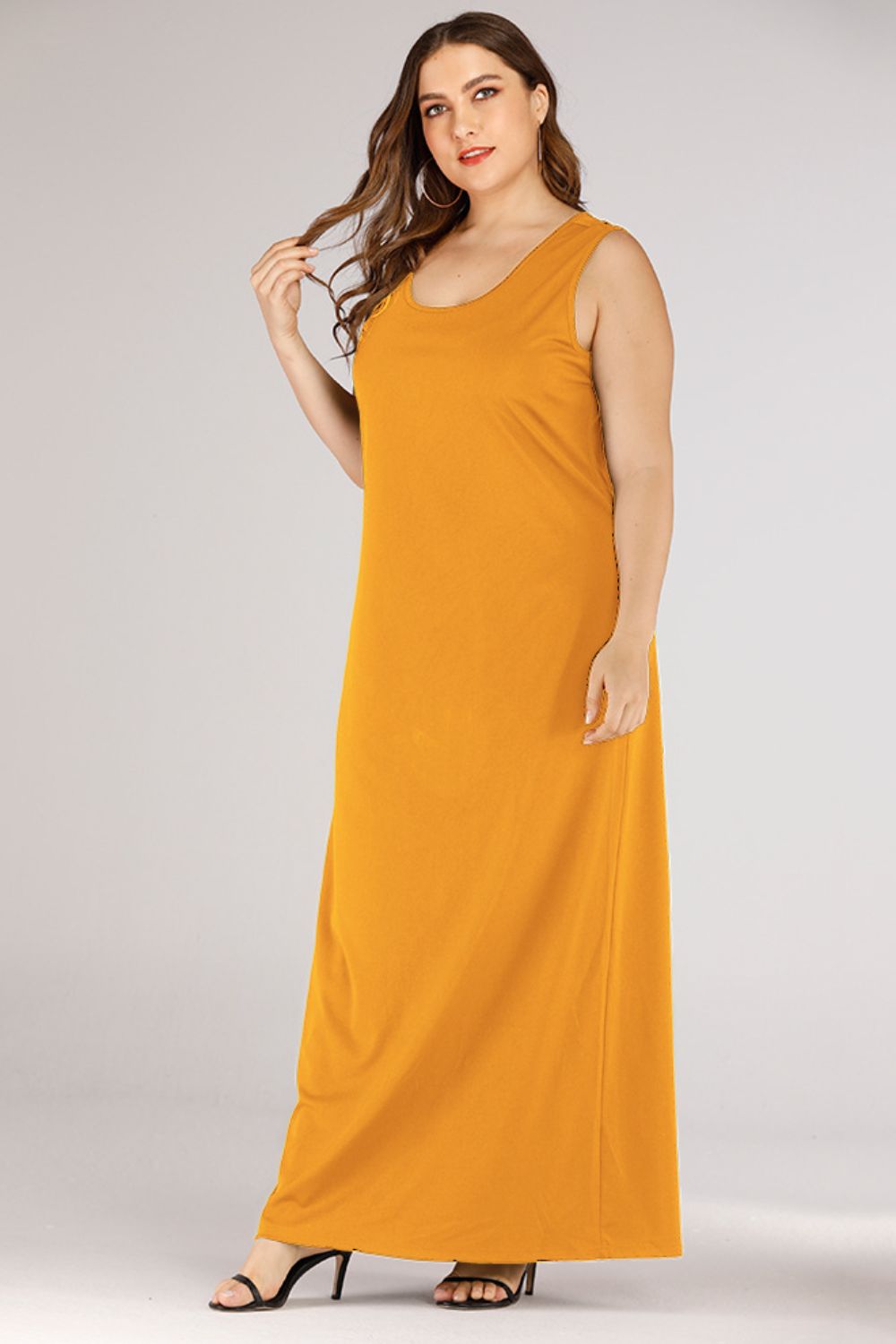 Plus Size Scoop Neck Maxi Dress in Solid Color - Casual Sleeveless Style with Slight Stretch Trendsi