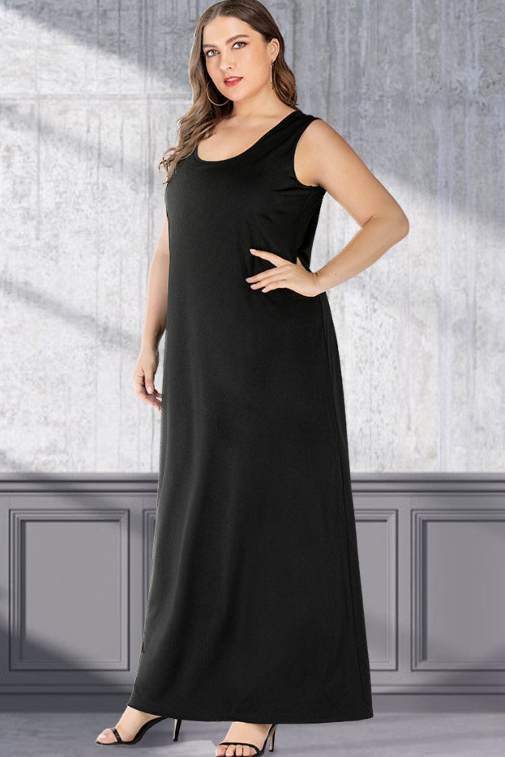 Plus Size Scoop Neck Maxi Dress in Solid Color - Casual Sleeveless Style with Slight Stretch Trendsi