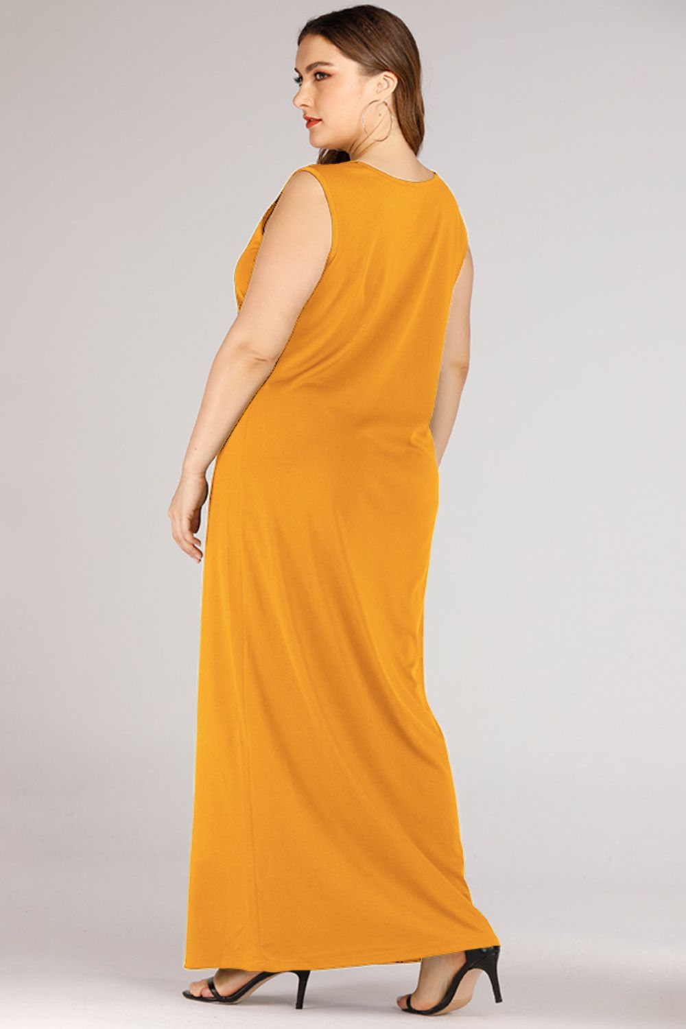 Plus Size Scoop Neck Maxi Dress in Solid Color - Casual Sleeveless Style with Slight Stretch Trendsi