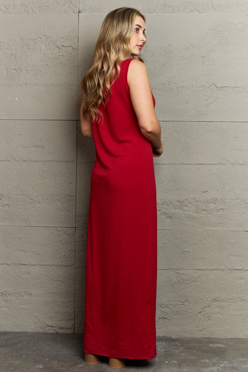Plus Size Scoop Neck Maxi Dress in Solid Color - Casual Sleeveless Style with Slight Stretch Trendsi