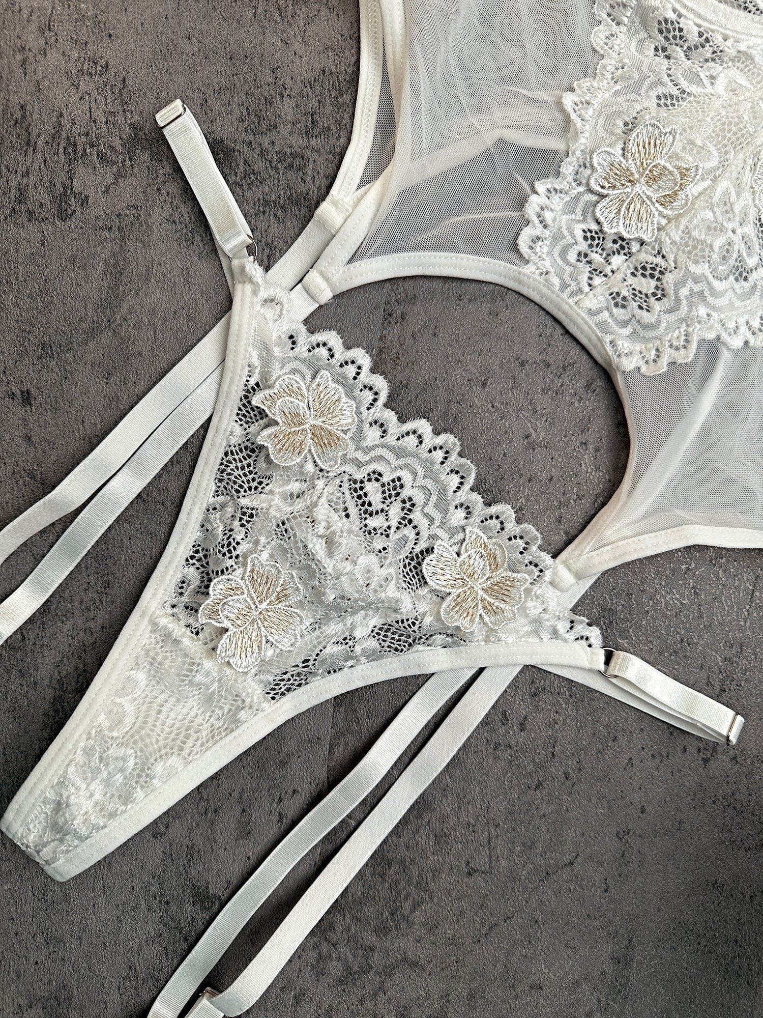 White Vintage Embroidered Lace Lingerie Set - 2 pcs set