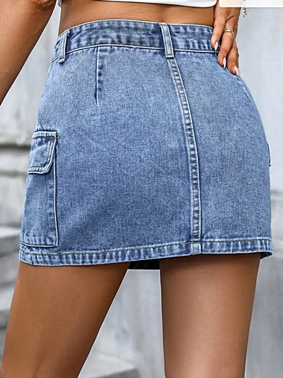 Luxurious Pocketed Denim Skirt - Buttoned Design, Classic Fit, 85% Cotton Blend -