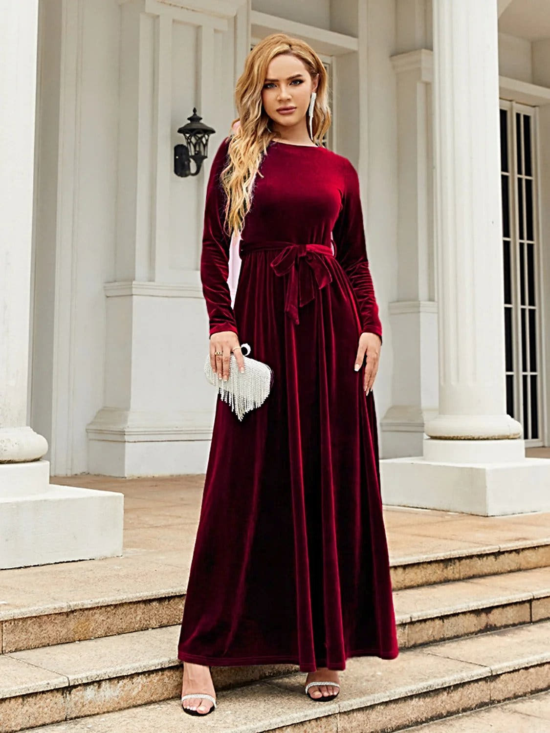Elegante vestido largo de manga larga con lazo delantero en poliéster opaco: cómodo y con estilo.
