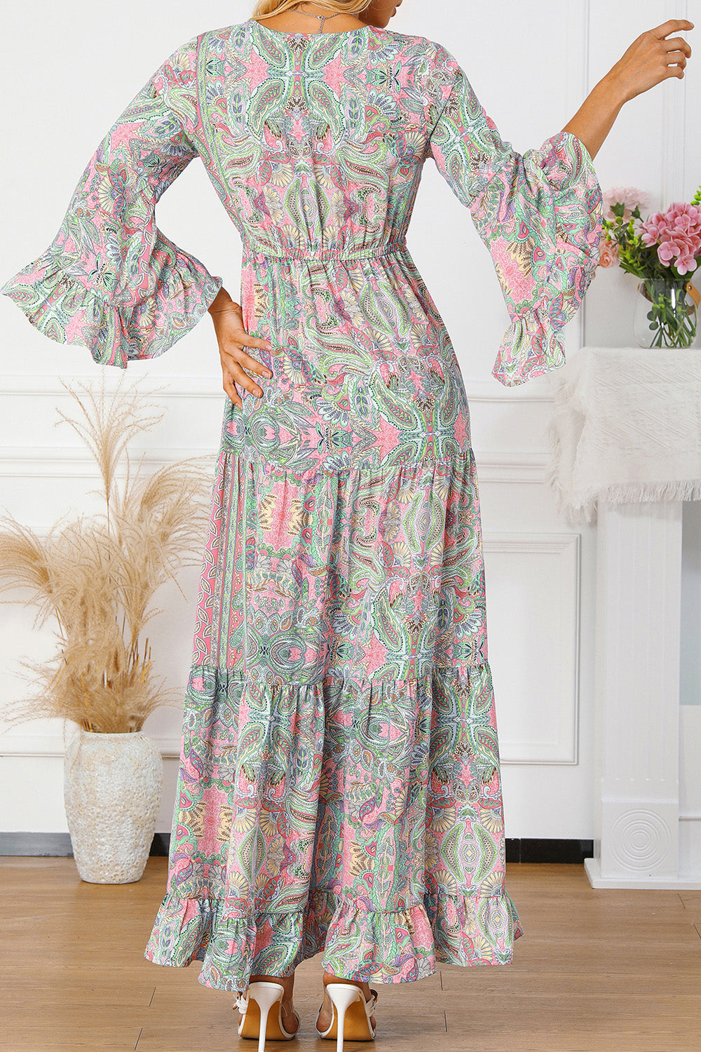 Vestido con cuello en V, volantes y borlas estampadas, tendencia