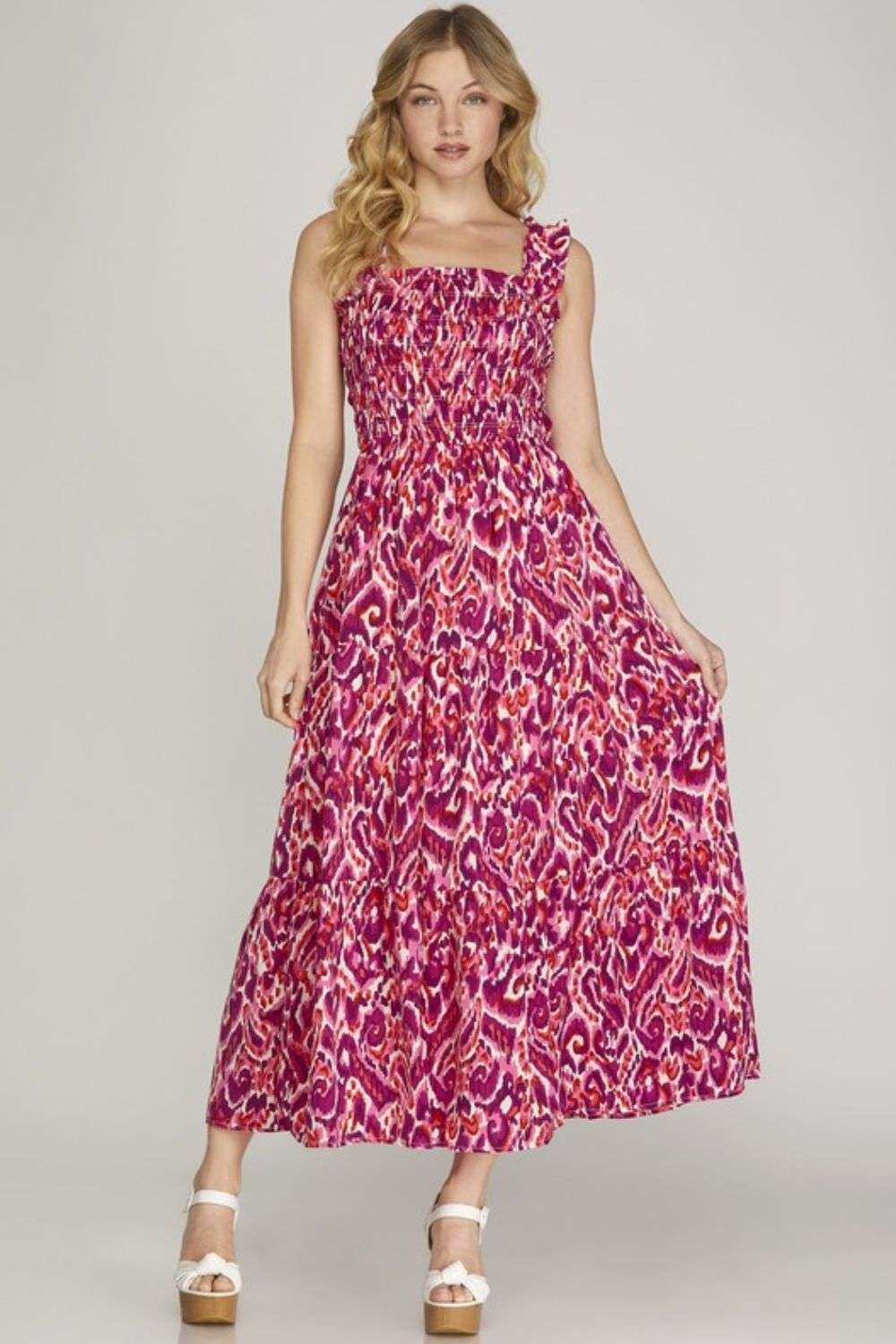 She + Sky teljes méretű, ráncolt mintás, széles pántos, többszintes ruha, plus size trendek