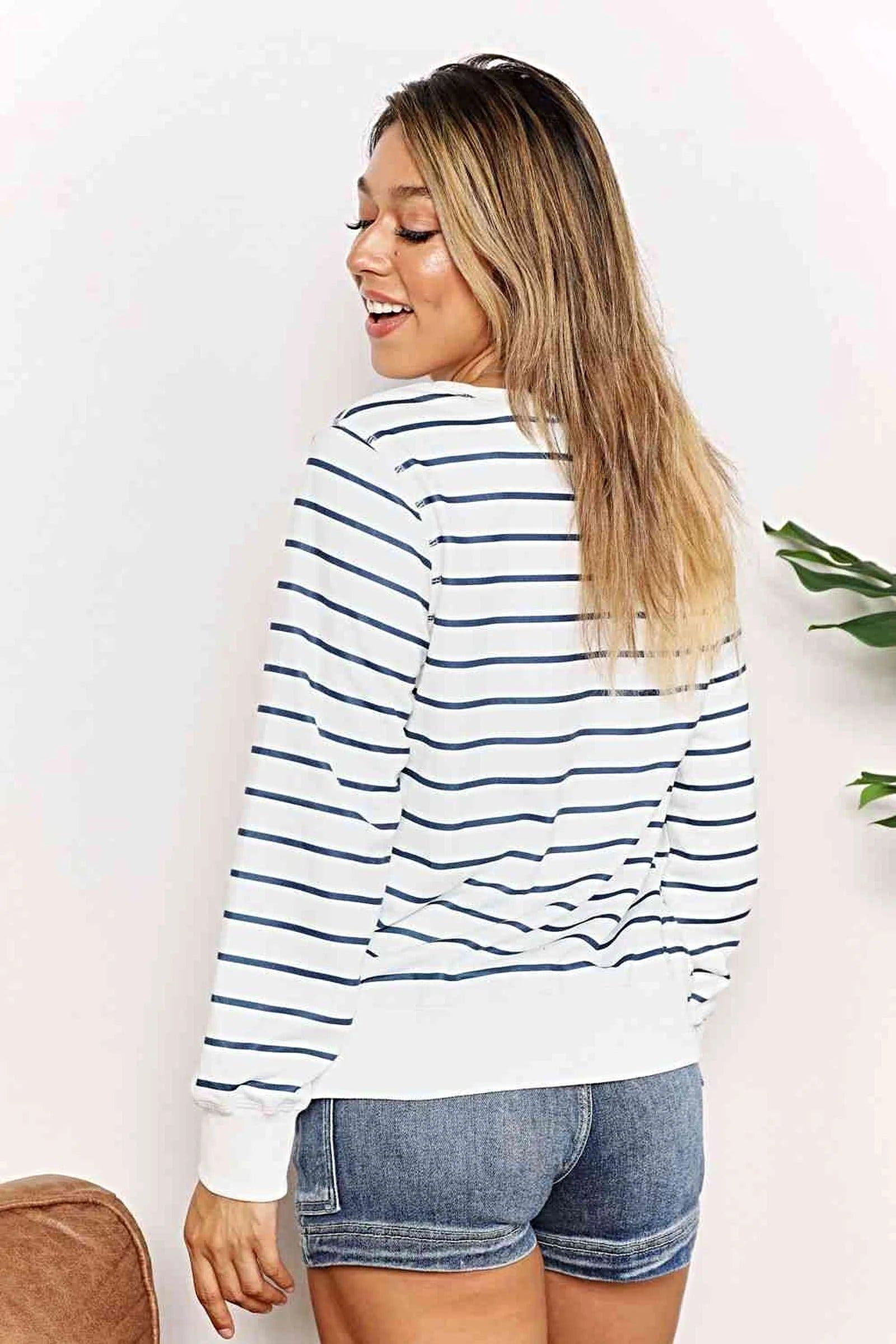 Luxurious Round Neck Striped Shirt - Chic Long Sleeve Top for Timeless Style Trendsi