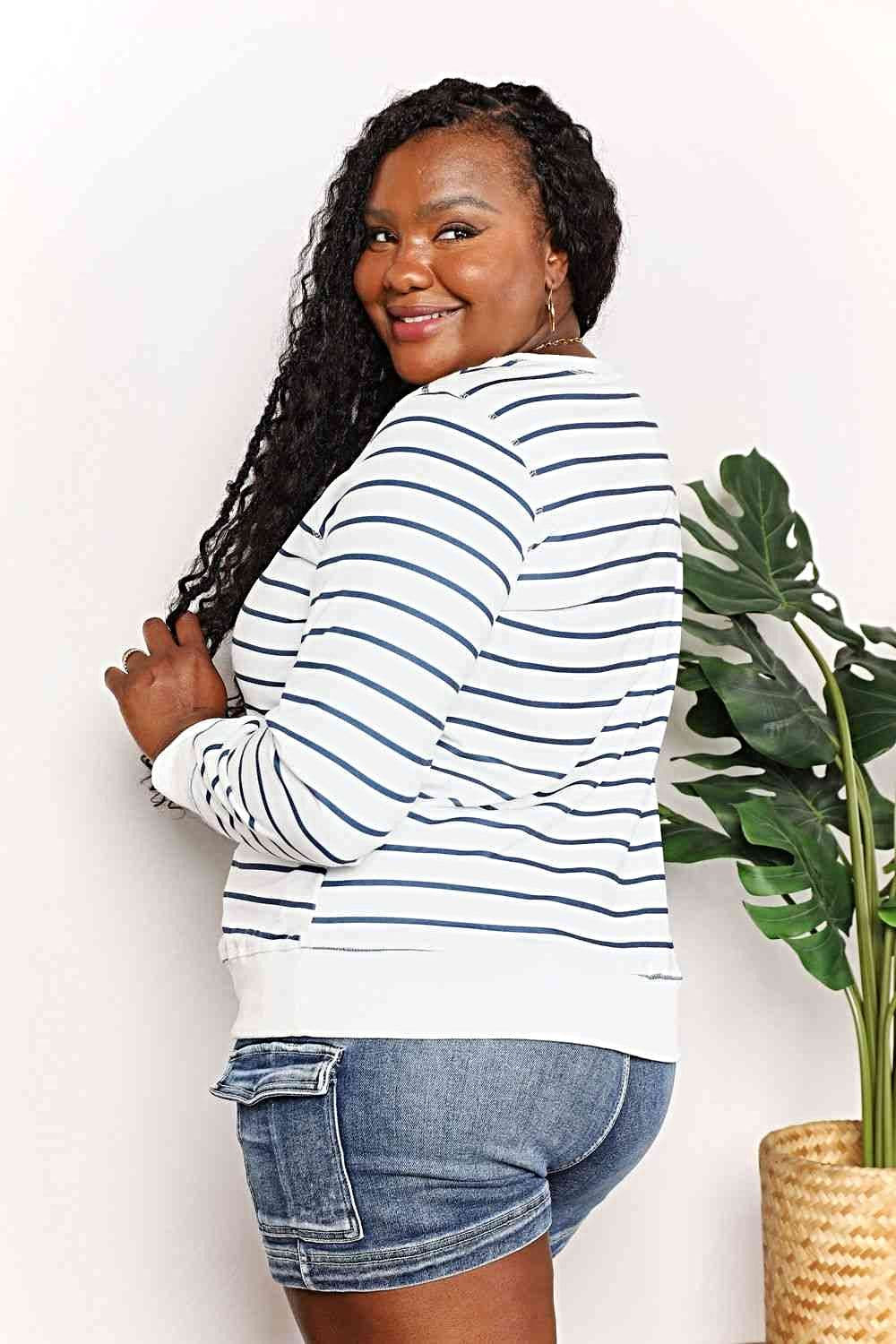 Luxurious Round Neck Striped Shirt - Chic Long Sleeve Top for Timeless Style Trendsi