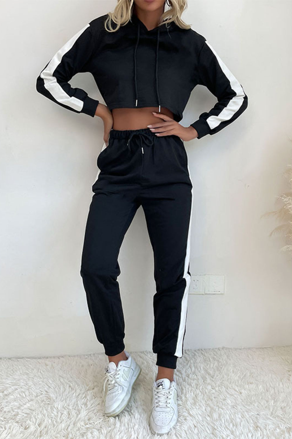 Conjunto corto de sudadera con capucha y jogger con raya lateral Trendsi