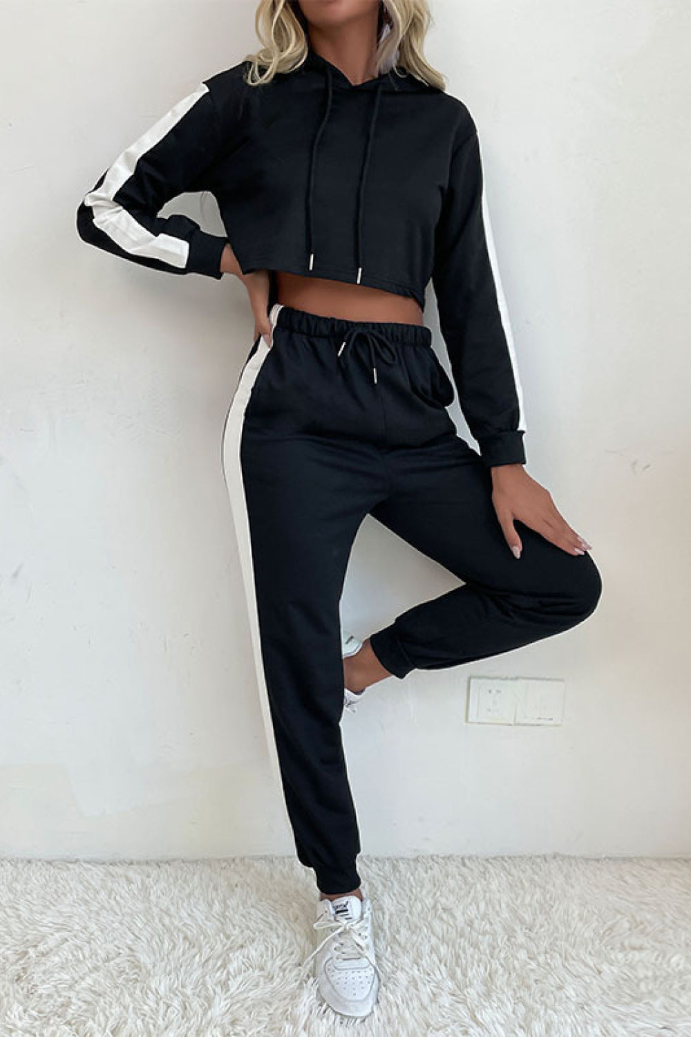 Conjunto corto de sudadera con capucha y jogger con raya lateral Trendsi