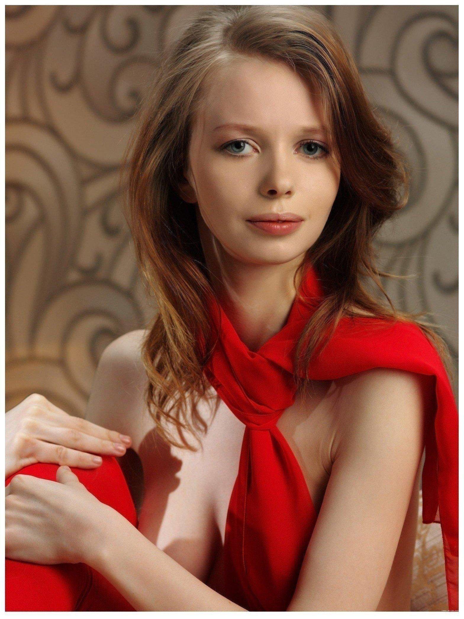 KYLIE Хубава в червени сатенени момичета