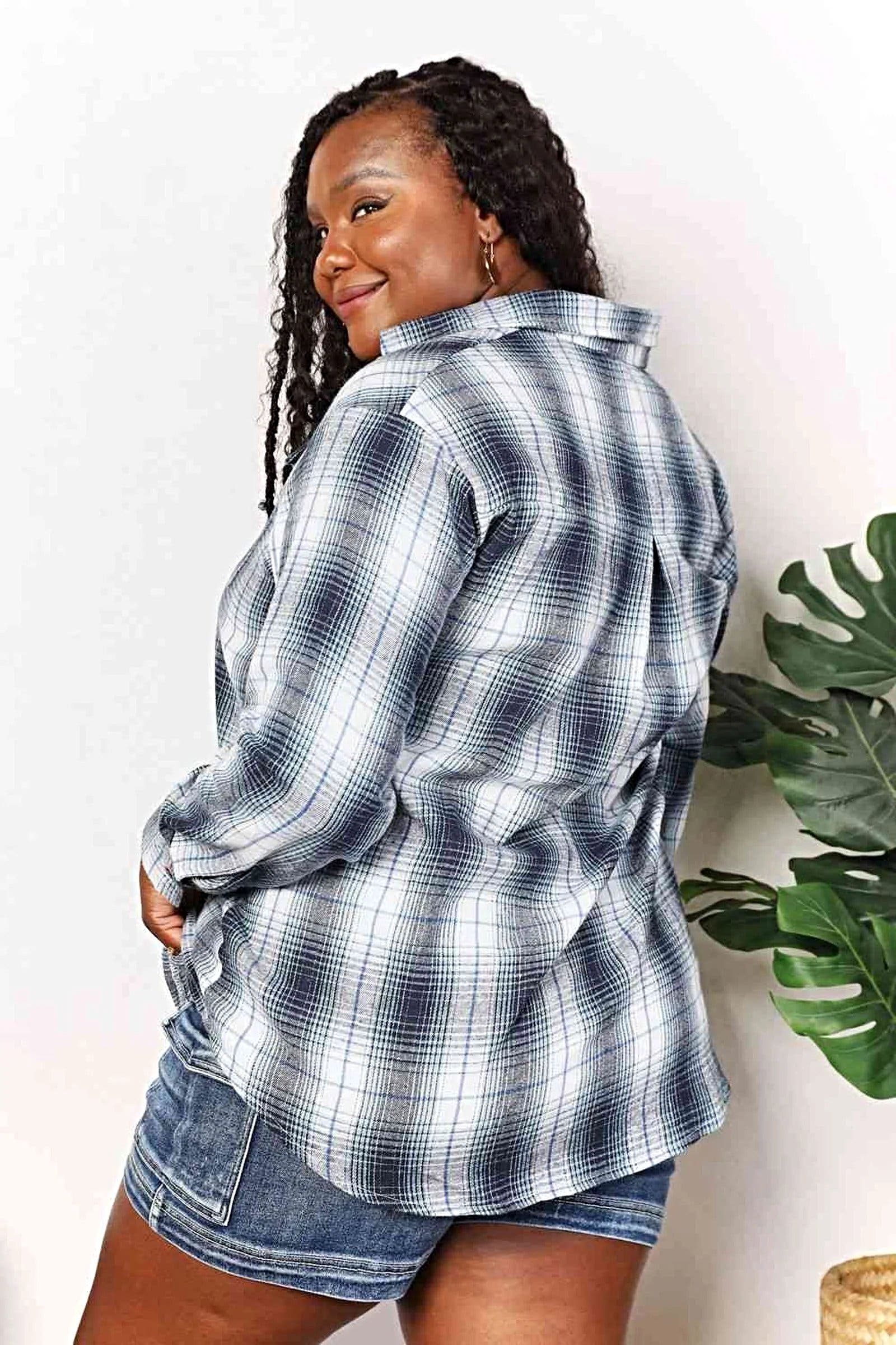 Chic 100% Polyester Plaid Dropped Shoulder Shirt with Collared Neckline and Relaxed Fit Trendsi