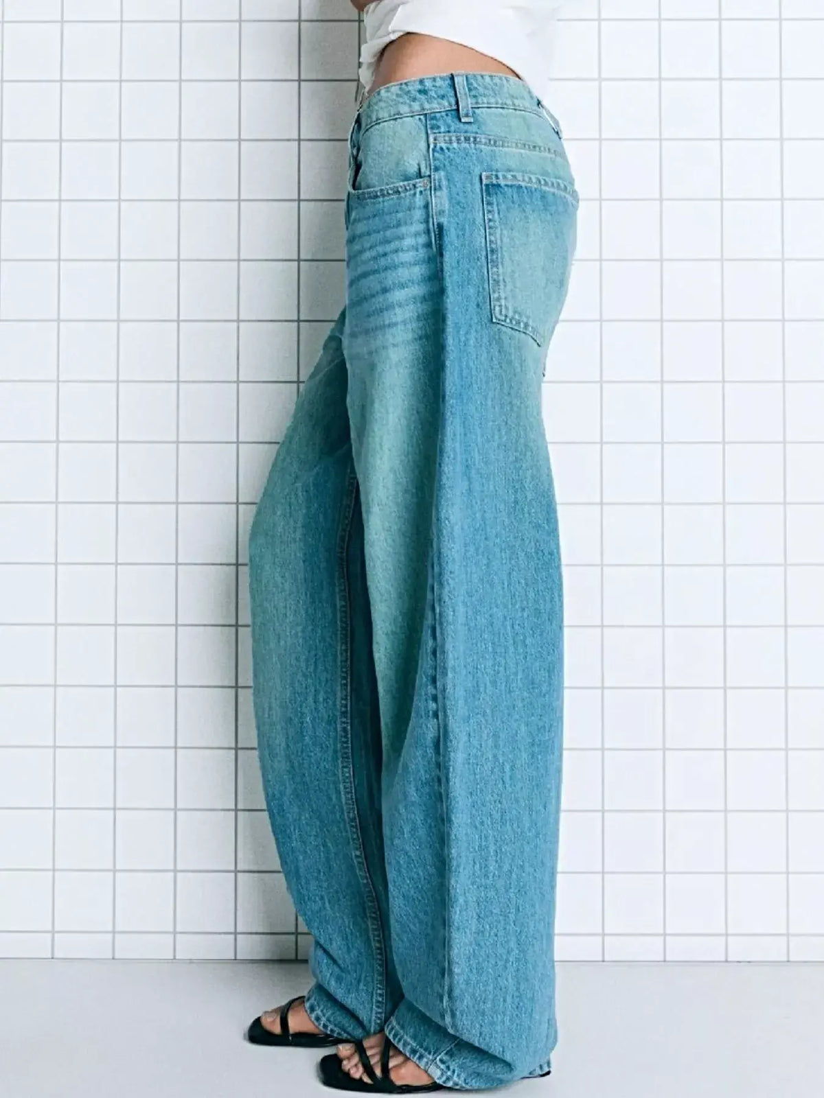 Wide Leg Washed Jeans -