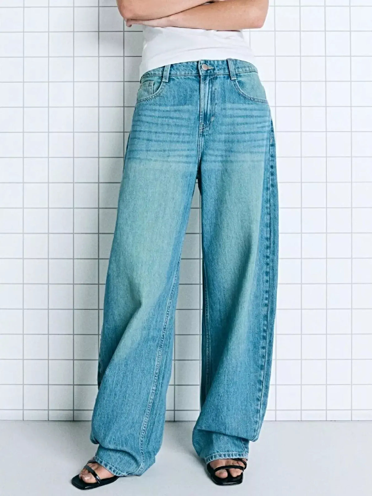 Wide Leg Washed Jeans -