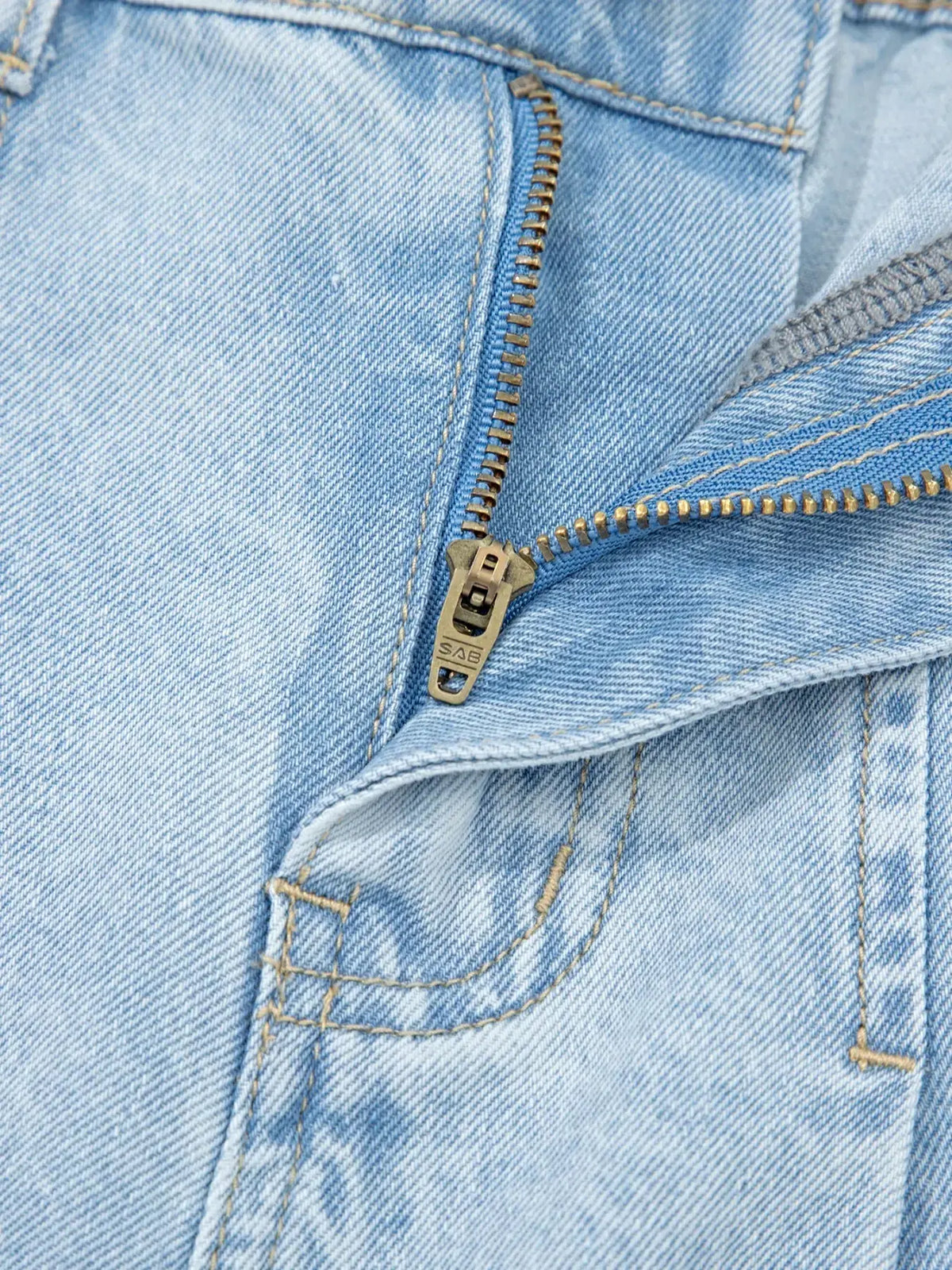 Studded Side Slit Leg Frayed Pocketed Wide Leg Jeans -
