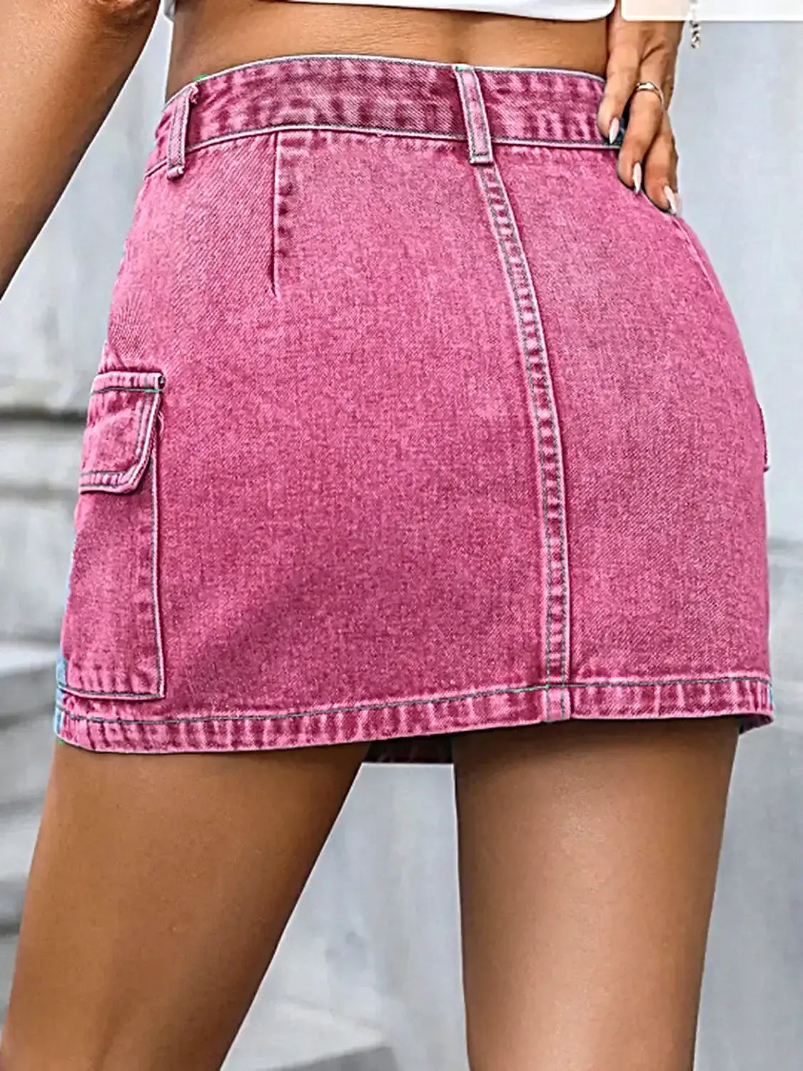 Luxurious Pocketed Denim Skirt - Buttoned Design, Classic Fit, 85% Cotton Blend -