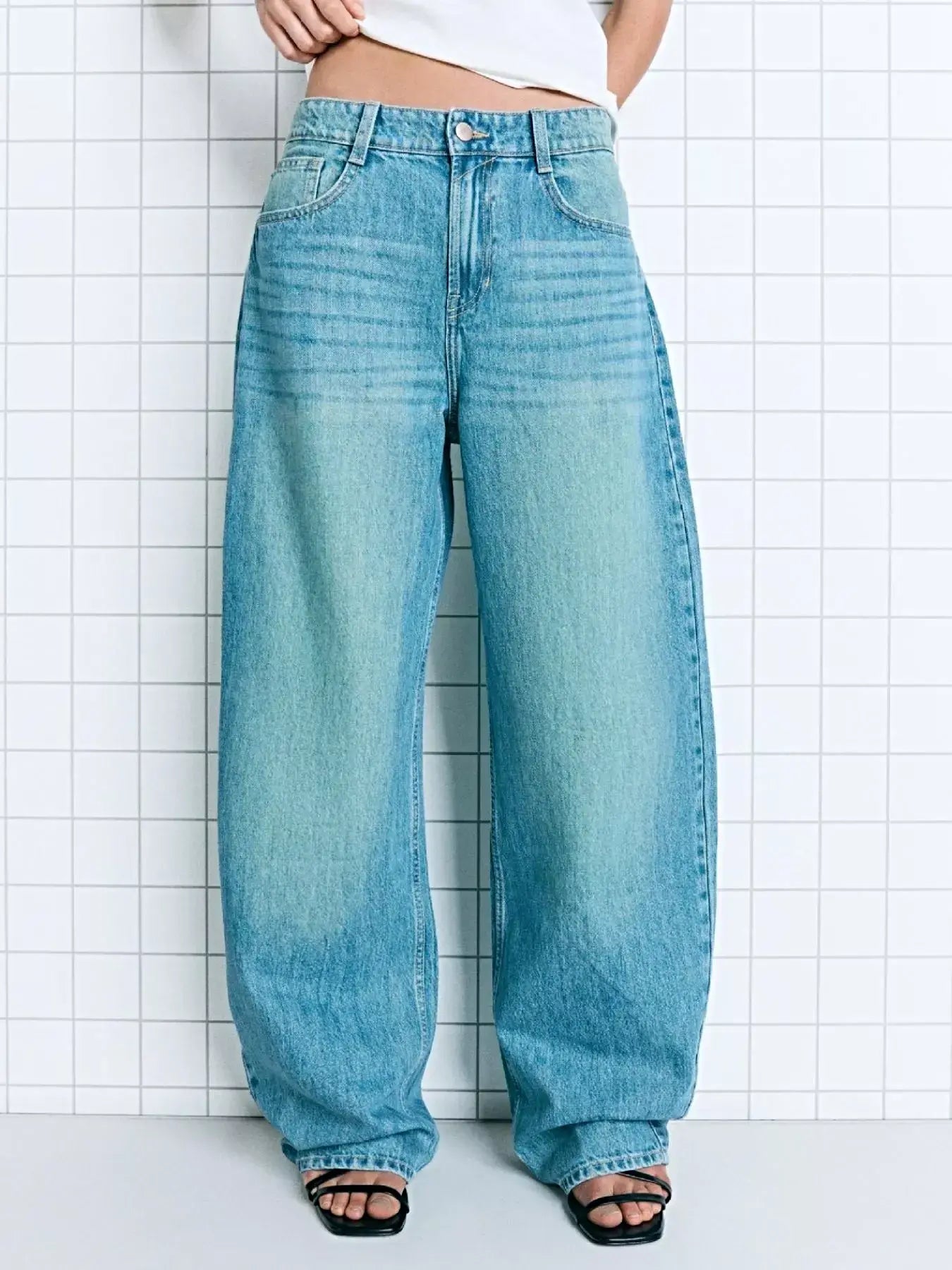 Wide Leg Washed Jeans -