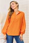 Sweat à capuche en tricot gaufré boutonné à fente latérale Bae de base, également en tailles Plus-Trendsi-Orange-S-SatinBoutique