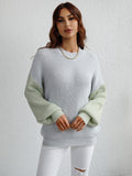 Divu toņu rievotas adīts džemperis ar nomestiem pleciem Trendsi