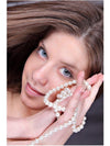 ANITA C Smyslná a měkká ve své elegantní bílé krajkové podvazkové průsvitné hadici na černých saténových saténových dívkách