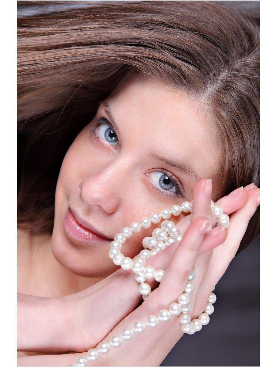 ANITA C Sensuelle et douce dans sa délicate dentelle blanche porte-jarretelles transparent sur satin noir Satin Girls
