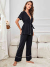 Pyžamový top a nohavice s kontrastným lemom v minimalistickom a skromnom štýle.